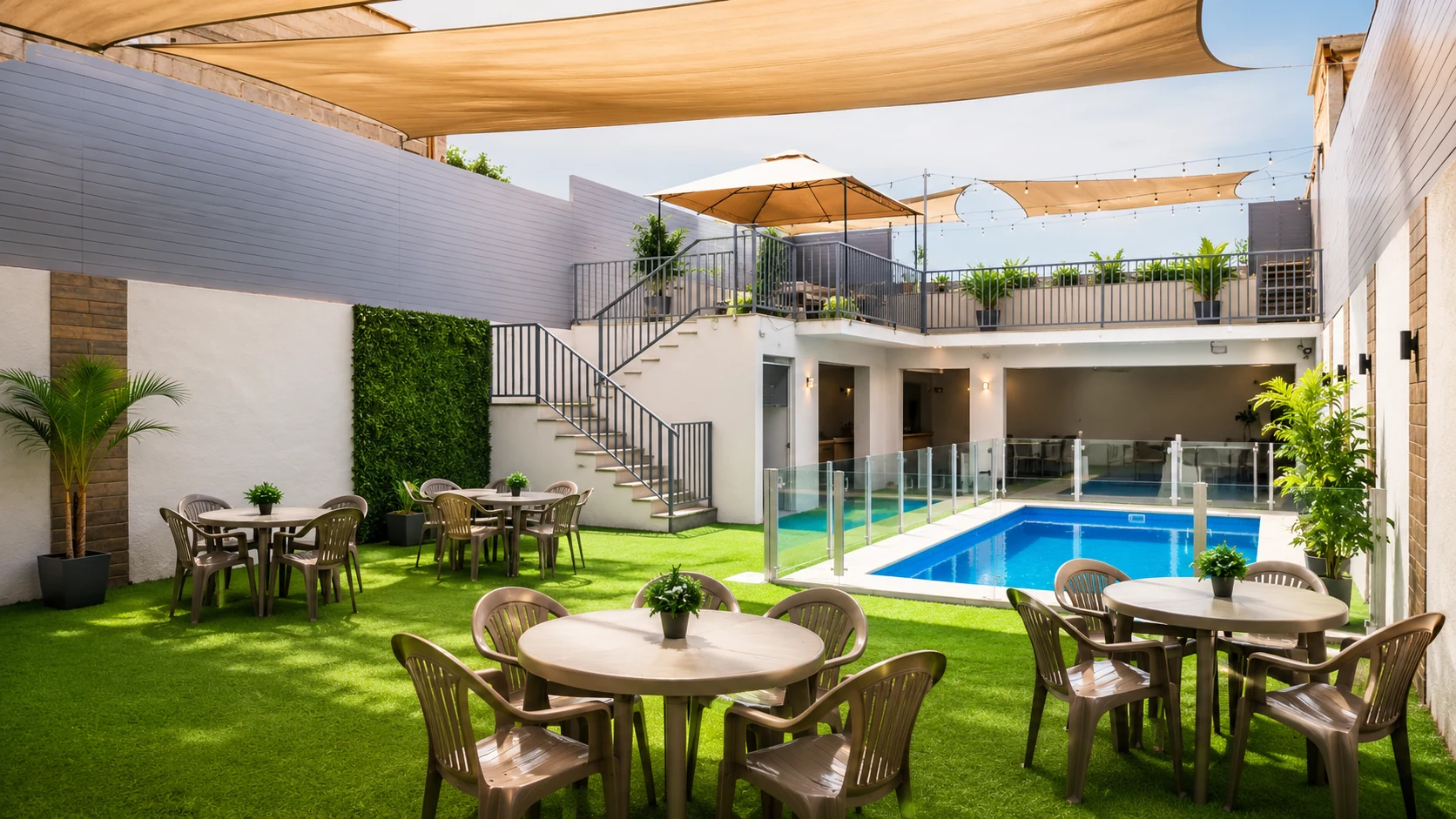 Área exterior de Valle Limache con mesas, piscina y terraza en Antofagasta